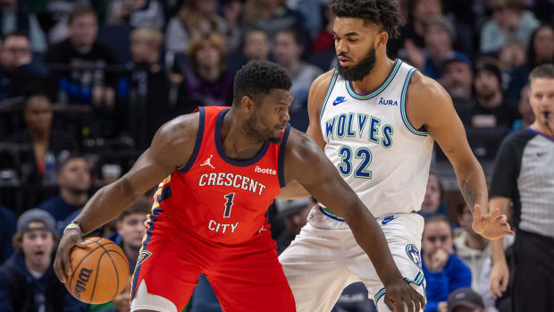 Zion Williamson backs down Karl-Anthony Towns